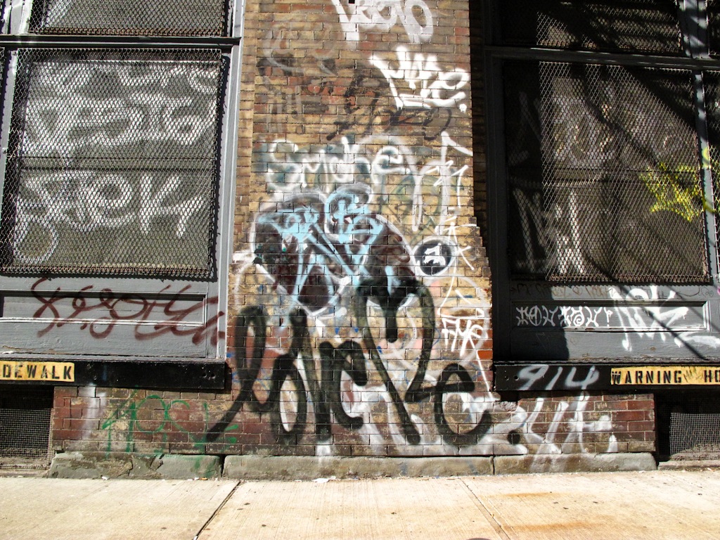 Street_art_photo_Love_me_NYC_2503.jpg